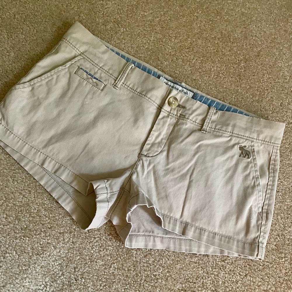 Abercrombie & Fitch “the perfect stretch” Khaki shorts size 2
